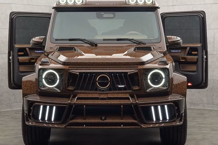 Chưa hết, hãng độ còn trang bị cho xe một bộ body kit tùy chỉnh và hơn thế nữa. Một số điểm mới đáng chú ý bao gồm chắn bùn xòe rộng với những đường chạm khắc tinh xảo, hốc gió trên nắp capo hầm hố, cản trước mới với dải đèn chạy ban ngày bổ sung, và lưới tản nhiệt được trang trí bằng biểu tượng Mansory.