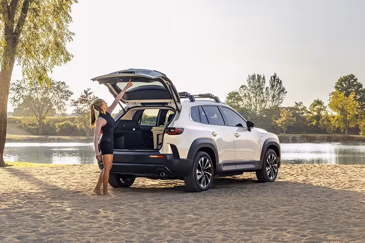 Đáng chú ý, CX-50 2026 còn có tùy chọn hybrid, kết hợp động cơ 2.5L hút khí tự nhiên với ba mô-tơ điện, hộp số eCVT và dẫn động eAWD. Hệ thống này cho công suất 219 mã lực, tiêu thụ nhiên liệu chỉ 6,2 l/100 km (EPA) và tầm hoạt động tối đa gần 900 km.