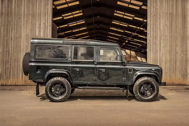 Nhờ mối quan hệ với Land Rover, ông đạt được thỏa thuận thanh toán khi nhận xe và còn được giảm giá 14,8% cho đơn hàng lớn, đưa giá mỗi xe xuống còn khoảng 22.600 bảng Anh tương đương hơn 700 triệu đồng. Tổng cộng, 239 chiếc Defender đã được giao đến tay Twisted.