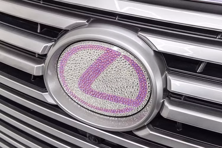Ngoại thất của mẫu xe SUV hạng sang Lexus Glam LX được phủ lớp decal đổi màu dạng “ngọc trai giao hưởng”, đi kèm logo hiệu ứng pha lê. Nội thất phối da hồng – trắng, kết hợp sợi mohair và lụa, mang đến phong cách nổi bật.