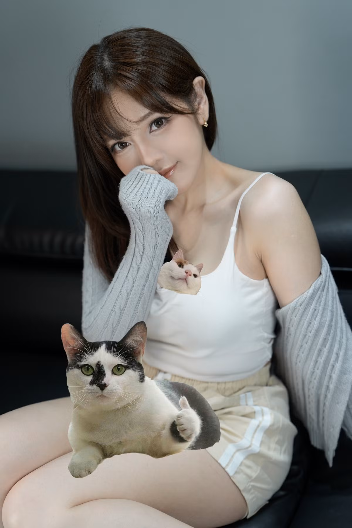 Trong bộ ảnh, Trang Bít Tết xuất hiện với layout trang điểm nhẹ nhàng, trong veo, tôn lên các đường nét gương mặt mềm mại như làn da trắng mịn, căng bóng giúp gương mặt cô trở nên nổi bật ngay cả dưới ánh sáng phòng. Đôi mắt to tròn, long lanh cùng hàng mi cong tạo cảm giác vừa ngây thơ vừa cuốn hút.