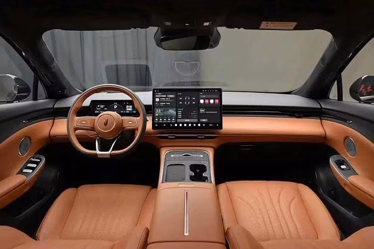 Hongqi H7 2027 sở hữu kích thước dài x rộng x cao lần lượt 5.060 x 1.910 x 1.480 mm và chiều dài cơ sở 2.970 mm. Kích thước này mang đến vẻ ngoài trường dáng, sang trọng và không gian nội thất rộng rãi cho xe. Bên trong xe được trang bị màn hình hiển thị thông tin kính lái HUD 30 inch, bảng đồng hồ kỹ thuật số 8,88 inch và màn hình thông tin giải trí 15,6 inch đặt nổi, độ phân giải 2.5K.