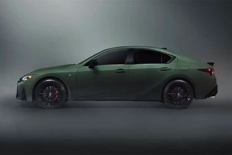 Lexus IS 2027 tiếp tục sử dụng động cơ V6 3.5L hút khí tự nhiên, cho công suất 311 mã lực và mô-men xoắn 380 Nm. Bản dẫn động cầu sau đi kèm hộp số tự động 8 cấp, trong khi phiên bản dẫn động 4 bánh sử dụng hộp số 6 cấp.