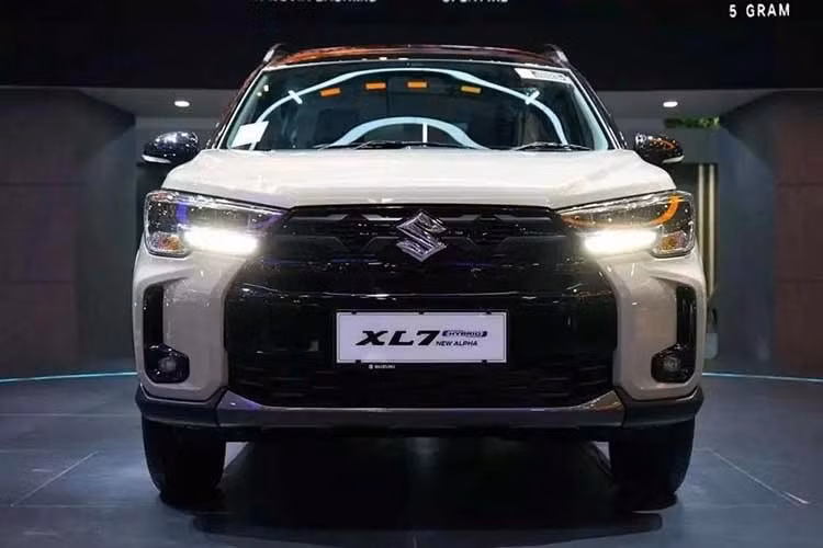 Bên cạnh mức tiêu thụ nhiên liệu mới, Suzuki XL7 nâng cấp còn thay đổi cả thiết kế và trang bị. Dự kiến, xe ở Việt Nam gồm lưới tản nhiệt lớn hơn, kéo dài xuống tận tấm ốp gầm; cản trước tái thiết kế; các hốc gió nằm dọc ở hai góc đầu xe, tích hợp cụm đèn sương mù LED mới; mâm hợp kim 16 inch; cụm đèn hậu tối màu; và ăng-ten vây cá mập.