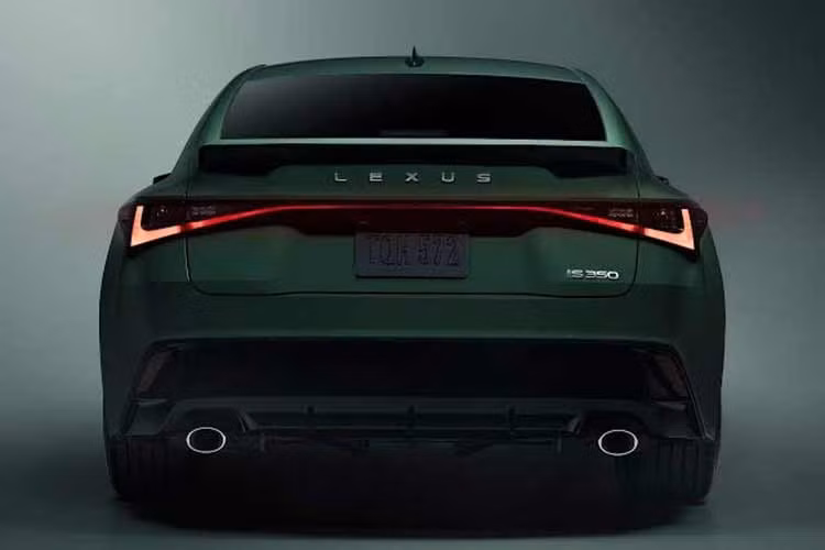 Tuy nhiên, Lexus chỉ sản xuất 350 chiếc IS 2027 với gói ngoại thất đặc biệt màu sơn xanh Envious và mâm BBS rèn 19 inch tại thị trường Bắc Mỹ. Giá bán của gói trang bị này hiện vẫn chưa được công bố.