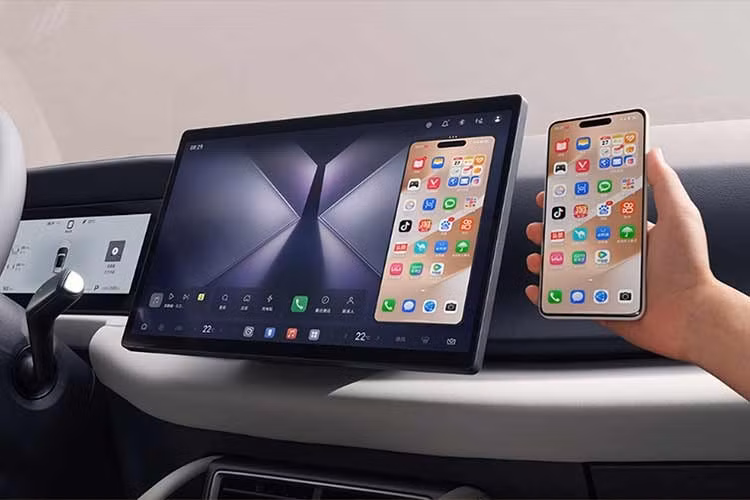 Khi gập hàng ghế sau theo tỷ lệ 60:40, dung tích khoang hành lý tăng lên 1.320 lít. Các trang bị khác gồm vô lăng 2 chấu thiết kế mới, ghế trước thông gió/sưởi, cửa sổ trời toàn cảnh bằng kính với rèm che nắng chỉnh điện, cửa gió điều hòa phía sau và chức năng mở khóa bằng chìa khóa NFC trên điện thoại thông minh.