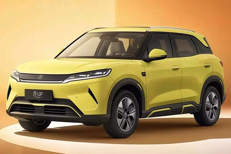 BYD vừa chính thức ra mắt phiên bản mới mang tên Feichi Edition của dòng ôtô điện cỡ nhỏ Yuan Up tại thị trường Trung Quốc. Tại nhiều thị trường quốc tế, bao gồm cả Việt Nam, Yuan Up vốn được biết đến dưới tên gọi khác là BYD Atto 2. Phiên bản mới sử dụng chung một mô-tơ điện đồng bộ nam châm vĩnh cửu đặt phía trước cho toàn bộ dòng xe.