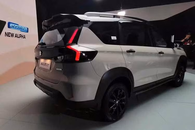 Có thể thấy, mẫu MPV 7 chỗ này sở hữu mức tiêu thụ nhiên liệu trên đường hỗn hợp khá thấp. Có được kết quả này là nhờ hệ truyền động mild hybrid mà xe đang sử dụng. Ở phiên bản mới, Suzuki XL7 vẫn dùng động cơ xăng 4 xi-lanh, hút khí tự nhiên, dung tích 1.5L quen thuộc, cho công suất tối đa 104 mã lực.