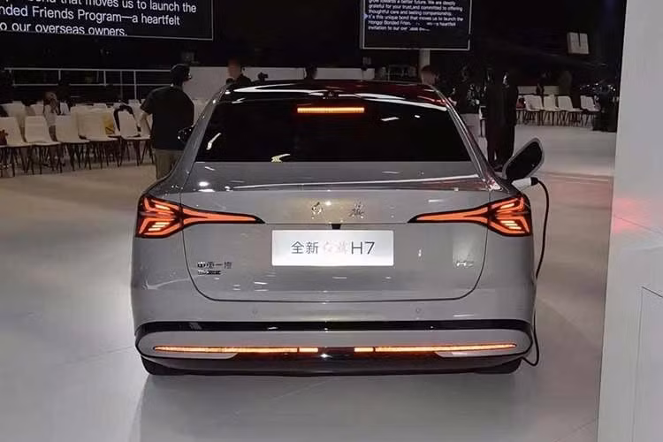 Toàn bộ các phiên bản của Hongqi H7 mới đều sử dụng hệ truyền động PHEV với máy xăng 4 xi-lanh, tăng áp, dung tích 1.5L. Phiên bản dẫn động 1 cầu có công suất tối đa 373 mã lực trong khi phiên bản dẫn động 4 bánh đạt 642 mã lực. Hai phiên bản này lần lượt kết hợp với pin có dung lượng 23,9 kWh và 30,3 kWh. Phạm vi hoạt động thuần điện theo chuẩn CLTC của phiên bản dẫn động 1 cầu là 180 km hoặc 240 km.