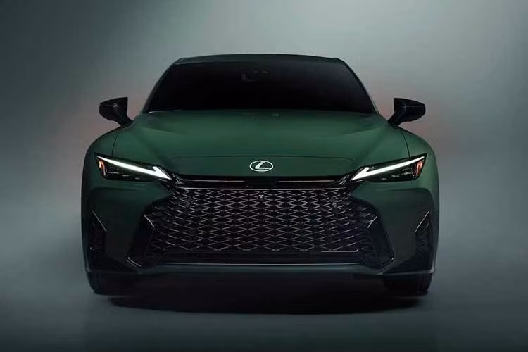 Giá bán cuat mẫu xe sang Lexus IS 350 F Sport Design từ 47.545 USD với hệ dẫn động cầu sau và 49.545 USD với hệ dẫn động 4 bánh. Bản IS 350 F Sport có giá lần lượt từ 49.845 USD và 51.845 USD.