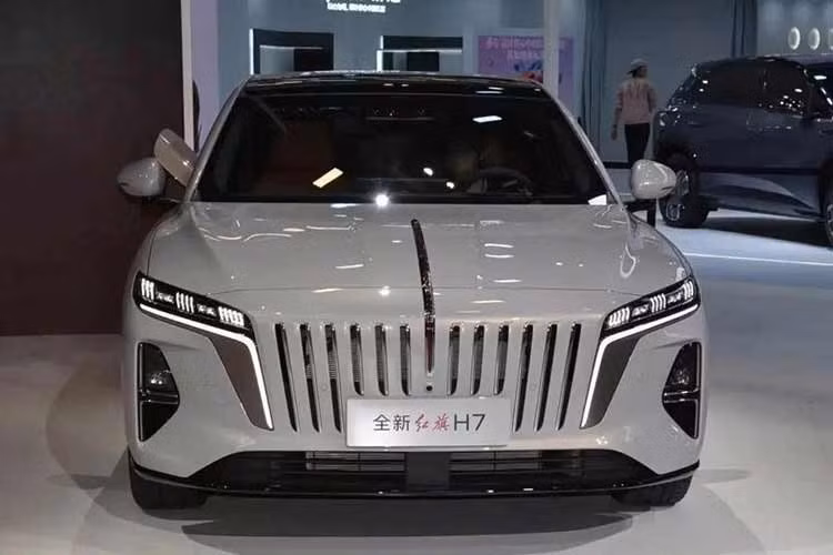 Điểm nhấn tiếp theo của mẫu xe Trung Quốc này là hệ thống hỗ trợ lái thông minh Qianfan do Hongqi phối hợp với Zhuoyu phát triển, tích hợp mô hình lái xe thông minh. Xe được trang bị tiêu chuẩn 22 chức năng bảo vệ an toàn chủ động, bao gồm camera quan sát toàn cảnh 360 độ, cho phép quan sát dưới gầm, hỗ trợ di chuyển trên đường hẹp, cảm biến đỗ xe, cảnh báo va chạm...