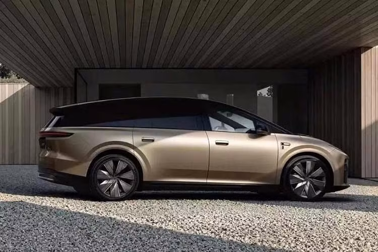 Kết hợp với hệ thống đánh lái điện tử và đánh lái bánh sau, mẫu xe SUV thuần điện này có bán kính quay vòng nhỏ nhất 5,3 m, mang lại sự thuận tiện trong quá trình sử dụng hàng ngày. Điểm nhấn của mẫu xe Trung Quốc này chính là hệ số lực cản không khí cực thấp, chỉ 0,215 Cd.