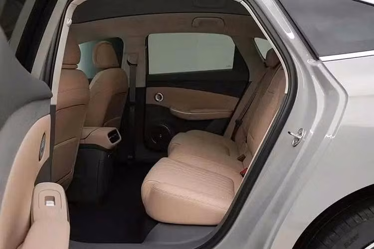 Trang bị tiện nghi của Hongqi H7 hoàn toàn mới cũng khá phong phú với kính riêng tư chuyển màu ở hàng ghế trước và vô lăng tích hợp sưởi. Thêm vào đó là ghế trước hỗ trợ thông gió, sưởi và massage, trong đó ghế hành khách có bệ đỡ chân. Ghế sau cũng có tính năng thông gió và sưởi, tủ lạnh tích hợp vào bệ tì tay trung tâm của hàng ghế trước và hệ thống âm thanh Bose 18 loa hỗ trợ công nghệ Dolby Atmos 7.1.4.