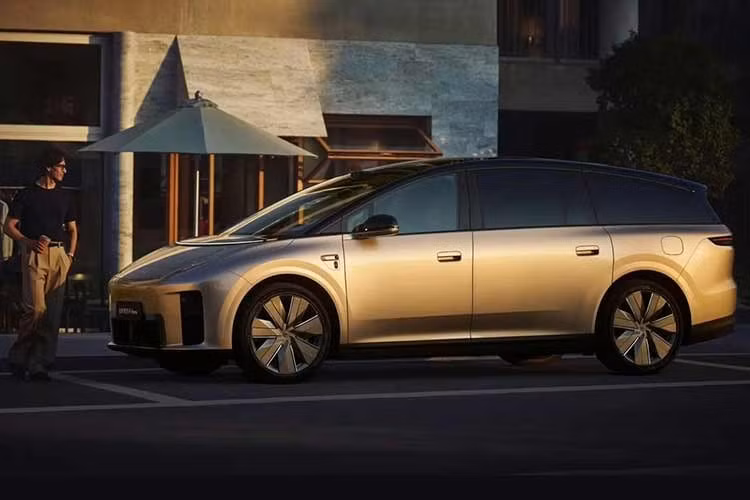 Li Auto đã chính thức ra mắt mẫu SUV thuần điện đầu bảng hoàn toàn mới mang tên i9 tại thị trường Trung Quốc. Về ngoại hình, mẫu xe SUV thuần điện này sở hữu kích thước dài x rộng x cao lần lượt 5.225 x 1.970 x 1.752 mm và chiều dài cơ sở 3.168 mm. Đáng chú ý, dù là một mẫu SUV đầu bảng, Li i9 có chiều rộng được kiểm soát ở mức 1.970 mm.