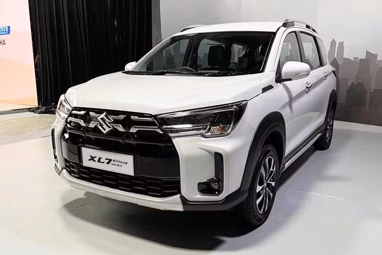 Mẫu xe MPV cỡ nhỏ Suzuki XL7 thế hệ mới đã bất ngờ bị bắt gặp tại một trung tâm đăng kiểm khí thải ở Việt Nam vào hồi tháng 6/2026 vừa qua. Những hình ảnh chụp chiếc xe này đã làm dấy lên thông tin về việc XL7 tại Việt Nam sắp được nâng cấp.
