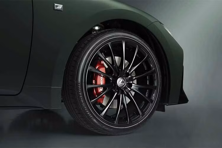 Bên trong, xe sử dụng nội thất NuLuxe màu đen với các chi tiết Ultrasuede, đường chỉ khâu màu xanh và các chi tiết trang trí màu chrome satin. Gói trang bị cũng bao gồm hệ thống treo thích ứng, vi sai chống trượt Torsen trên phiên bản dẫn động cầu sau và Technology Package.