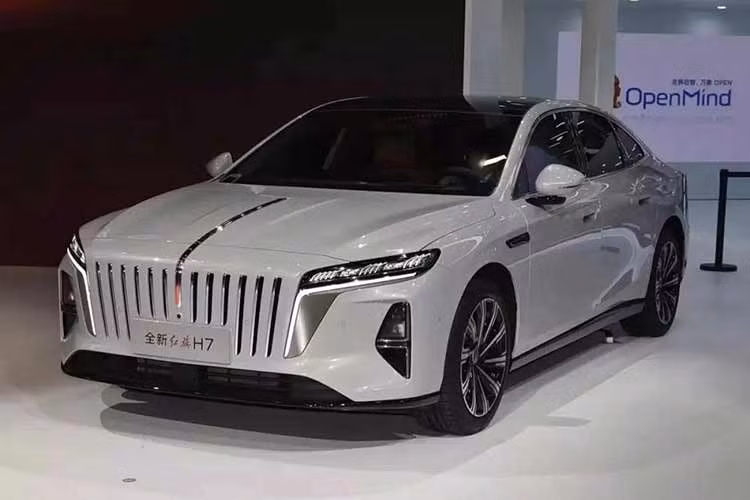 Hongqi H7 hoàn toàn mới được định vị là mẫu sedan cỡ lớn động cơ hybrid sạc điện (PHEV) thay vì máy xăng thông thường như thế hệ cũ. Xe cũng chuyển sang ngôn ngữ thiết kế của các mẫu xe năng lượng mới mang thương hiệu Hongqi. Tại thị trường Trung Quốc xe có tổng cộng 3 phiên bản. Giá niêm yết chính thức dao động từ 191.800-231.800 NDT (khoảng 671-811 triệu đồng).