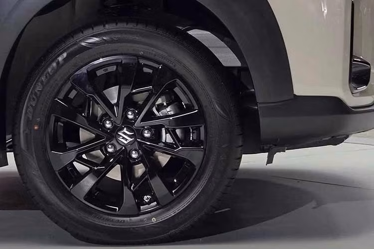 Động cơ kết hợp với hệ thống mild hybrid bao gồm máy phát điện tích hợp bộ đề và pin lithium-ion cỡ nhỏ nhằm cải thiện hiệu suất nhiên liệu. Ngoài ra, xe còn được trang bị hộp số tự động và hệ dẫn động cầu trước. Xe ở Việt Nam không có phiên bản số sàn như Suzuki XL7 mới tại Indonesia.