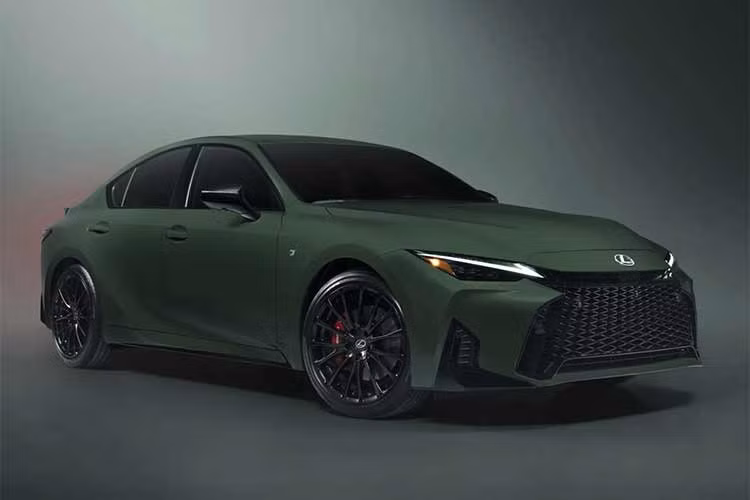 Lexus IS 2027 vừa chính thức ra mắt, điểm nhấn trên mẫu xe sang này là gói Special Appearance Package, phát triển dựa trên phiên bản F Sport. Xe được sơn màu xanh Envious độc quyền, kết hợp bộ mâm hợp kim BBS rèn 19 inch màu đen.