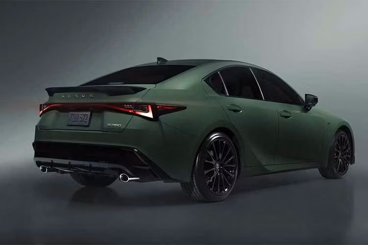 Gói Special Appearance Package không mang đến thay đổi về công suất động cơ. Ở các phiên bản IS 350 F Sport Design, Lexus bổ sung mâm 19 inch màu đen kết hợp bề mặt gia công và vô-lăng sưởi tiêu chuẩn