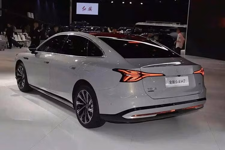 Trong khi đó, khu vực bên sườn được trang bị tay nắm cửa bán ẩn và bộ mâm đa chấu dày dặn. Phía sau sử dụng cụm đèn hậu có thiết kế riêng với logo Hongqi bằng tiếng Trung ở giữa. Cản sau kết hợp dải trang trí màu đen, làm phong phú thêm cấu trúc phân tầng của phần đuôi xe.