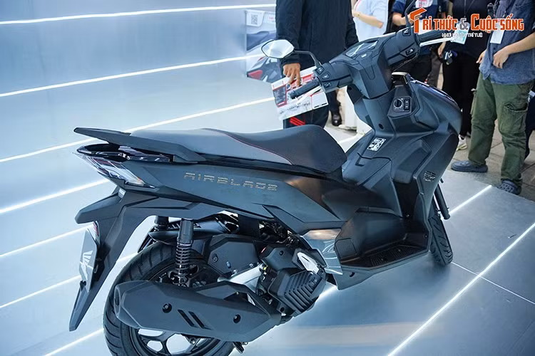Honda Air Blade 2026 tại Việt Nam sở hữu kích thước 1.887 × 686 × 1.086 mm, chiều dài cơ sở 1.286 mm, độ cao yên 775 mm, khoảng sáng gầm 142 mm, khối lượng 113 kg, dung tích bình xăng 4,4 lít. Mẫu xe tay ga này vẫn tiếp tục giữ phong cách thể thao đặc trưng từ trước đến nay.