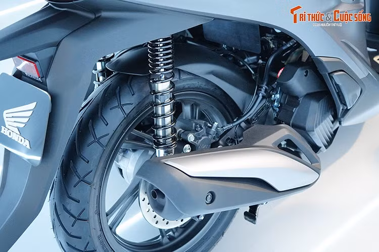 Hệ thống chống bó cứng phanh ABS được trang bị trên 2 bánh ở các phiên bản Thể thao, Đặc biệt và Cao cấp của SH160i/125i, cho phép người lái tự tin, an tâm trong mọi tình huống như khi phanh gấp khi đang đi ở tốc độ cao hay trên mặt đường trơn trượt.