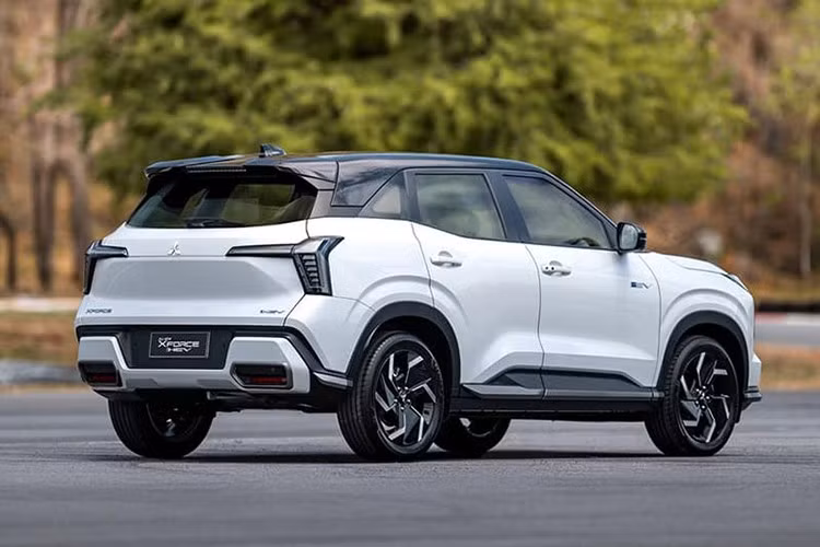 Về ngoại hình, Mitsubishi XForce HEV 2026 mới sẽ vẫn giữ nguyên kích thước so với phiên bản chạy xăng, với chiều dài 4.390 mm, rộng 1.810 mm và cao 1.660 mm và chiều dài cơ sở đạt 2.650 mm.