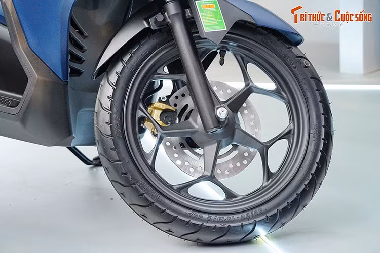 Cả hai phiên bản Air Blade 160/125 đều trang bị phuộc trước ống lồng, giảm chấn thủy lực và phuộc sau lò xo trụ, giảm chấn thủy lực. Hầu hết các phiên bản đều được trang bị hệ thống phanh kết hợp CBS, trong khi bản 160cc cao cấp có thêm phanh ABS một kênh cho bánh trước.