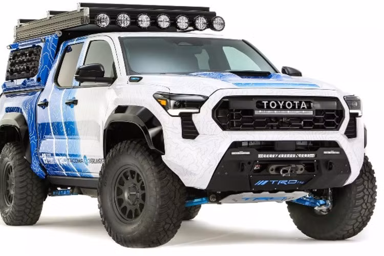 Xe bán tải Tacoma H2 Overlander vẫn được trang bị khóa vi sai hạn chế trượt phía trước, khóa vi sai điện tử phía sau, hệ thống treo TRD billet long-travel cùng giảm xóc Fox 2.5 Performance Elite Series.