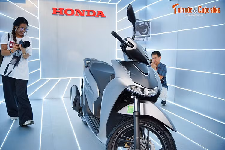 Mẫu xe ga cao cấp Honda SH 2026 mới ra mắt Việt Nam như một bản nâng cấp nhẹ của dòng SH160i trước đây. Xe tiếp tục bán ra với 2 phiên bản 125i và 160i và vẫn duy trì phong cách thiết kế sang trọng đậm chất châu Âu, với những đường cong liền mạch từ đầu đến đuôi.