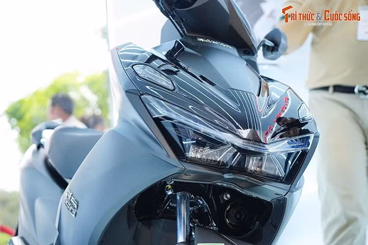 Honda Air Blade 2026 được tinh chỉnh toàn diện ở cụm đầu và đuôi xe, tạo dáng gọn gàng, sắc cạnh và cao cấp hơn. Đèn chiếu sáng LED toàn phần thiết kế mới với dải định vị sắc sảo, giúp nâng cấp cường độ chiếu sáng của đèn pha rõ rệt. Chế độ đèn chiếu sáng phía trước luôn sáng đảm bảo cho người lái có tầm nhìn tốt nhất, đảm bảo an toàn khi lưu thông.