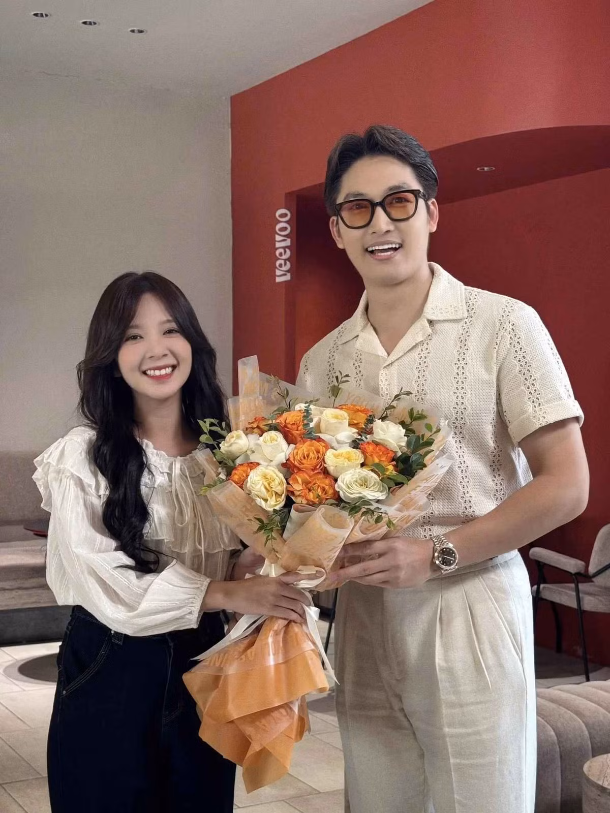 Trước đó, ngày 19/6, Đình Tú đăng tải những hình ảnh anh cầu hôn Ngọc Huyền ở Nhật Bản khiến dân mạng xôn xao. Rất đông đồng nghiệp, người hâm mộ bình luận chúc mừng cặp đôi trai tài gái sắc.