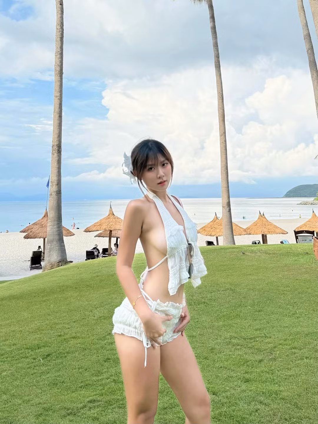 Đặc biệt, chính những biểu cảm tự nhiên, đầy nhiệt huyết khi chơi bóng giúp hot girl này ghi điểm tuyệt đối trong mắt cộng đồng mạng. Ánh mắt tập trung, nụ cười rạng rỡ sau mỗi cú đánh hay những khoảnh khắc nghỉ ngơi trên sân đều được cô nàng lưu lại và đăng tải.