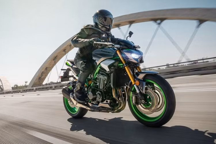 Sự phổ biến của mẫu xe Z900 nhà Kawasaki này xuất phát từ động cơ dung tích gần 1000cc, thiết kế động cơ 4 xy-lanh mạnh mẽ và mức giá hợp lý so với các đối thủ trong phân khúc.