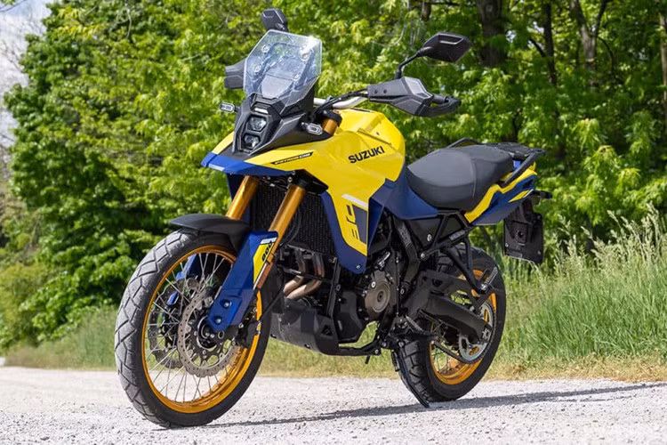 V-Strom 800DE là mẫu xe đa dụng duy nhất của Suzuki trong phân khúc xe hạng nặng và đã được đón nhận tích cực trên toàn thế giới. Với Suzuki V-Strom 800DE 2025 mới nâng cấp, Suzuki mang đến hệ truyền động được tinh chỉnh để đáp ứng các tiêu chuẩn khí thải mới nhất, cùng với các màu sắc hoàn toàn mới.