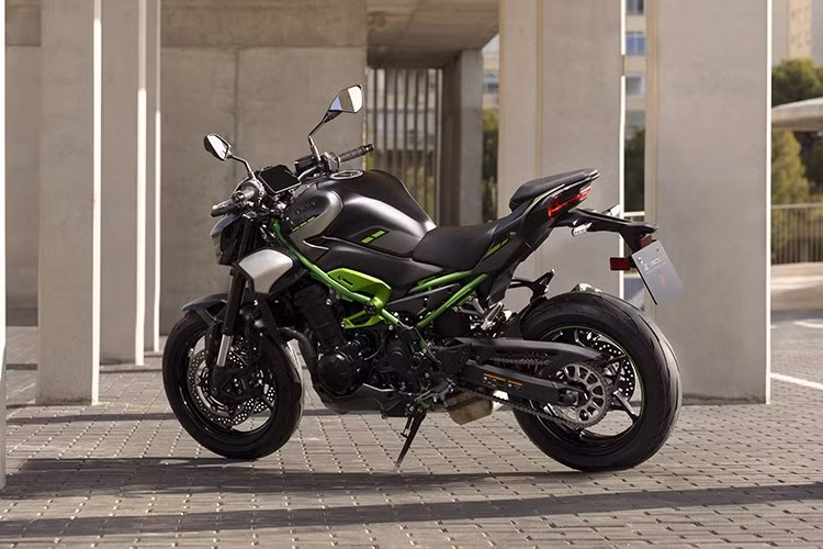 Ở phiên bản mới nhất, Kawasaki đã làm mới thiết kế của mẫu naked-bike Z900 theo phong cách “Sugomi”, tạo nên vẻ ngoài hiện đại, thể thao và dữ dằn hơn so với thế hệ cũ.