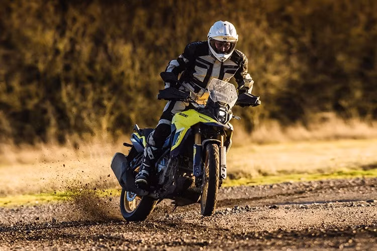 Mức giá bán của Suzuki V-Strom 800DE 2025 không thay đổi so với phiên bản năm 2024, vẫn ở mức 10,3 lakh Rs - khoảng 313 triệu đồng khi quy đổi ra tiền Việt.