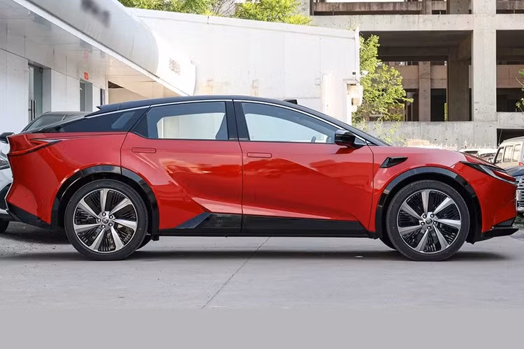 Động thái này cho thấy Toyota đang tích cực nội địa hóa công nghệ cốt lõi tại Trung Quốc nhằm đáp ứng kỳ vọng ngày càng cao của người tiêu dùng và cạnh tranh trực tiếp với các hãng xe điện nội địa. Theo đó, Toyota bZ5 sẽ có ba tùy chọn phạm vi hoạt động theo tiêu chuẩn CLTC.