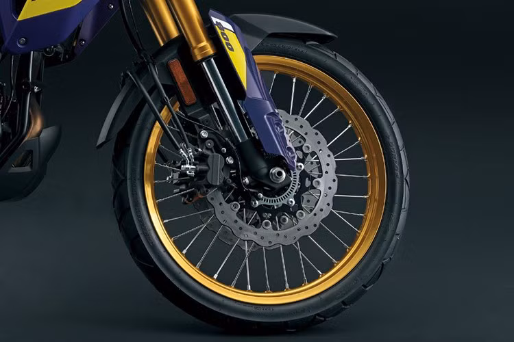 Sức mạnh của xe đến từ khối động cơ xy lanh đôi song song loại DOHC, làm mát bằng dung dịch với tổng dung tích là 776cc. Khối động cơ này cho công suất cực đại 83 mã lực và mô-men xoắn cực đại 78 Nm.