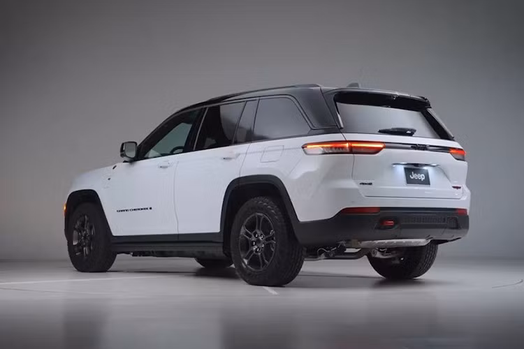 Dù nhỏ hơn nhưng động cơ mới sản sinh công suất 324 mã lực và mô-men xoắn 450Nm. Jeep cũng cho biết khách hàng có thể mong đợi phạm vi lái xe tốt nhất trong phân khúc là 814km với bình xăng đầy cũng như khả năng kéo 2.812kg.