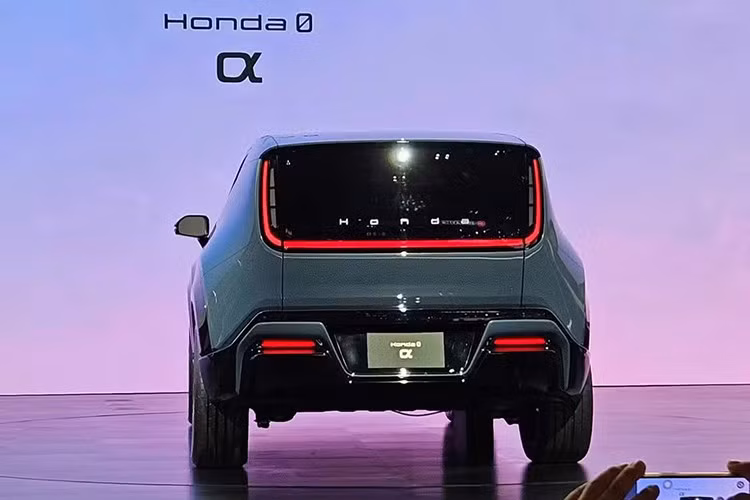 Thiết kế ngoại thất tuân theo phong cách tối giản và thanh lịch của dòng Honda 0 Series, kết hợp các bề mặt nhẵn mịn với công nghệ chiếu sáng tích hợp. Ở phía trước, các chi tiết vốn được tách biệt như đèn pha, nắp sạc và logo Honda phát sáng được hợp nhất thành một màn hình duy nhất. Trong khi đó, ở phía sau, thiết kế đèn hình chữ U kết nối đèn hậu, đèn báo rẽ và đèn lùi, làm nổi bật chiều rộng của xe và tạo nên vẻ ngoài thống nhất, tinh tế.