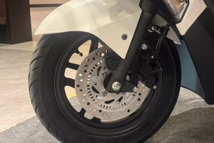 Phiên bản Honda NS125GU ABS (đĩa trước + tang trống sau, ABS ở đĩa trước) có giá niêm yết 9.580 nhân dân tệ (35,4 triệu đồng); Phiên bản cao cấp (ABS + chống va chạm + hộp số sàn sau) có giá niêm yết là 9.980 nhân dân tệ (36,9 triệu đồng).