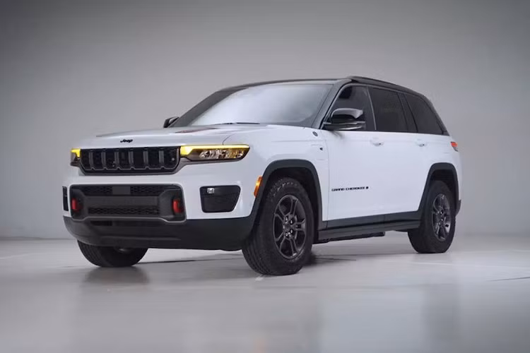 Jeep Grand Cherokee 2026 dự kiến ​​sẽ có mặt tại các đại lý vào cuối năm nay, thông số kỹ thuật và giá cả đầy đủ sẽ sớm được công bố. Tại Việt Nam, Jeep cũng đang bán Grand Cherokee L trục cơ sở dài với động cơ V6 và 2 phiên bản Limited/Summit Reserved, có giá 6,3 và 6,8 tỷ đồng. Với động cơ mới, giá xe dự kiến sẽ giảm nhờ thuế dung tích nhỏ hơn.