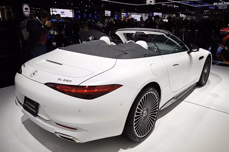 Mẫu roadster Mercedes-Maybach SL 680 Monogram Series 2026 mới này không chỉ gây chú ý bởi thiết kế tinh xảo, mà còn bởi nghệ thuật hoàn thiện thủ công, nơi logo Maybach Monogram được chạm khắc tỉ mỉ từ ngoại thất đến khoang nội thất.