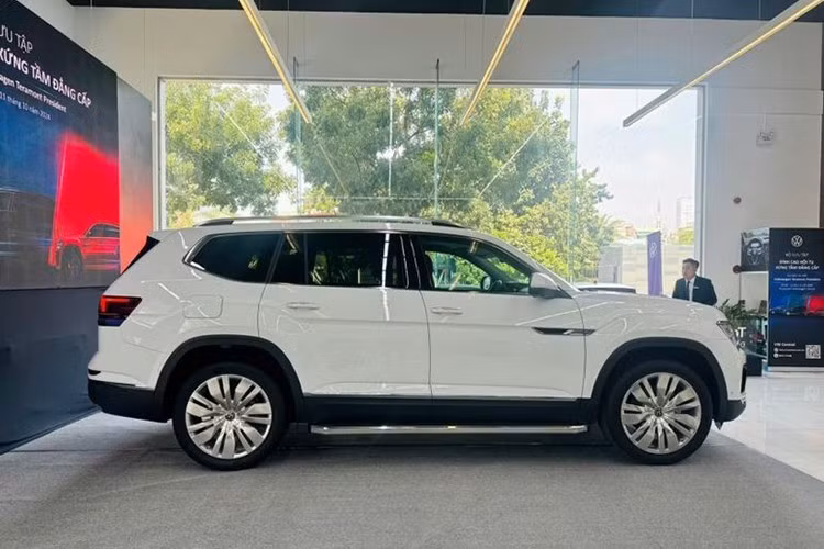 Trong khi Volkswagen Teramont President được các đại lý báo tăng giá, thì "đối thủ" Hyundai Palisade lắp ráp trong nước lại giảm sâu tới 200 triệu đồng, đưa giá thực tế xuống còn khoảng 1,269 - 1,389 tỉ đồng sau ưu đãi.