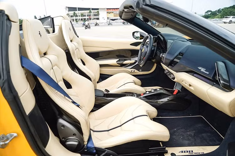 Siêu xe Ferrari 488 Spider vẫn sở hữu động cơ V8, tăng áp kép, dung tích 3.9 lít, sản sinh công suất tối đa 661 mã lực tại và mô-men xoắn cực đại 760 Nm tương tự như bản Coupe.