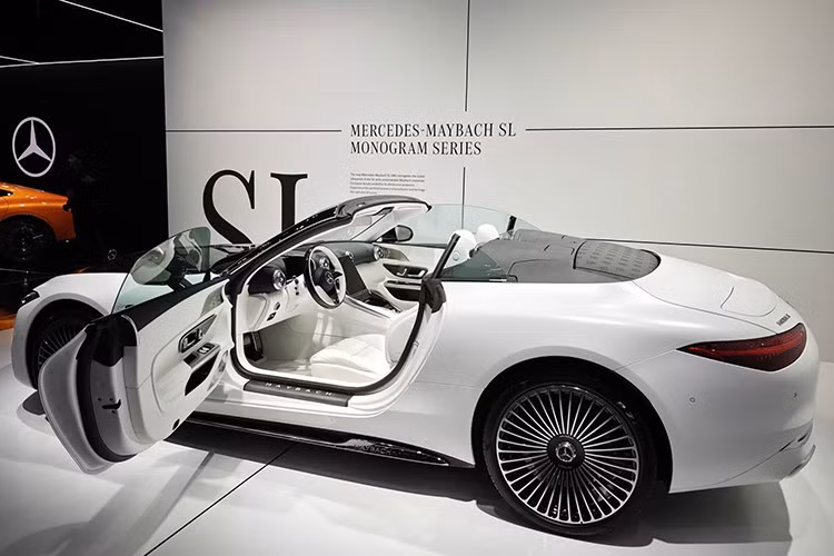 Phần đầu xe nổi bật với lưới tản nhiệt dọc đặc trưng của Maybach, được phủ lớp chrome cao cấp. Hốc gió trước và cản dưới cũng được trang trí bằng họa tiết logo Monogram tạo hiệu ứng ánh sáng khi quan sát ở các góc khác nhau.