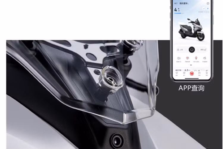 Phần đầu xe thiết kế mạnh mẽ, lấy cảm hứng từ các mẫu X-ADV và Forza 750, với đèn pha LED projector 4 bóng và kính chắn gió cao tách rời dàn áo theo phong cách “Moge Look” của xe phân khối lớn.