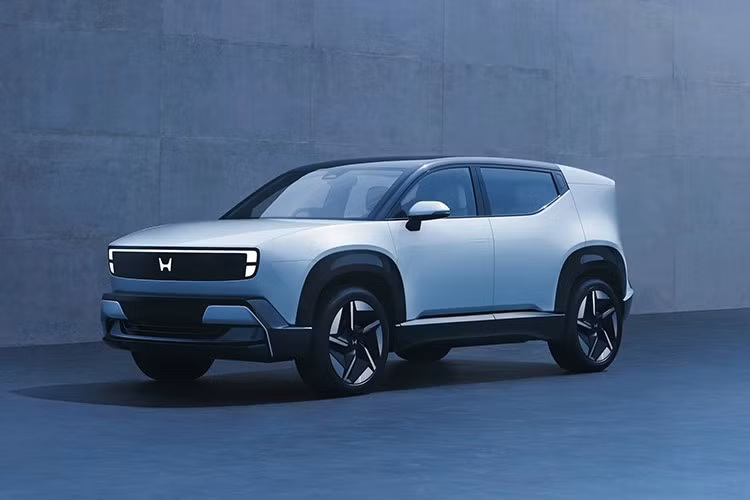 Số "0" tượng trưng cho sự trở lại điểm xuất phát của Honda, một phương pháp tiếp cận hoàn toàn mới trong phát triển xe điện, hướng đến việc loại bỏ trọng lượng dư thừa, độ phức tạp và chi phí. Mục tiêu là cung cấp những chiếc xe đơn giản, hiệu quả và thú vị, đồng thời hỗ trợ sứ mệnh rộng lớn hơn của Honda là đạt được mức trung hòa carbon trên tất cả các sản phẩm và hoạt động vào năm 2050.